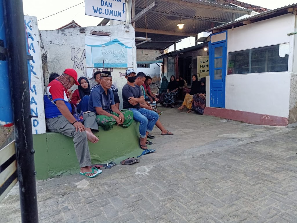 Cuaca Ektrim Dan Gelombang Besar, Sejumlah Penumpang Terbengkalai Di Pelabuhan Kalianget