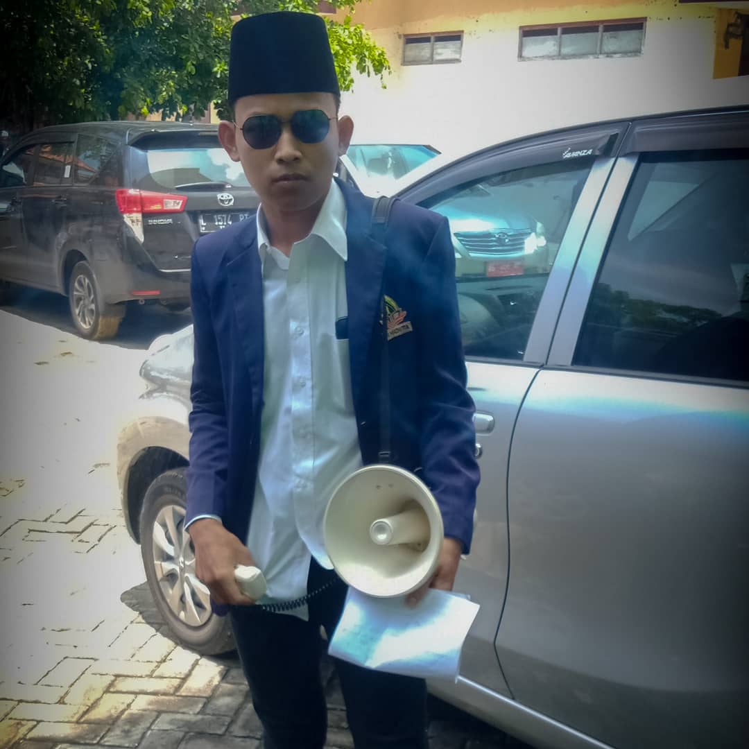 Rektornya Diduga Langgar Ketentuan, Mahasiswa Kritik Dengan Cara Ini