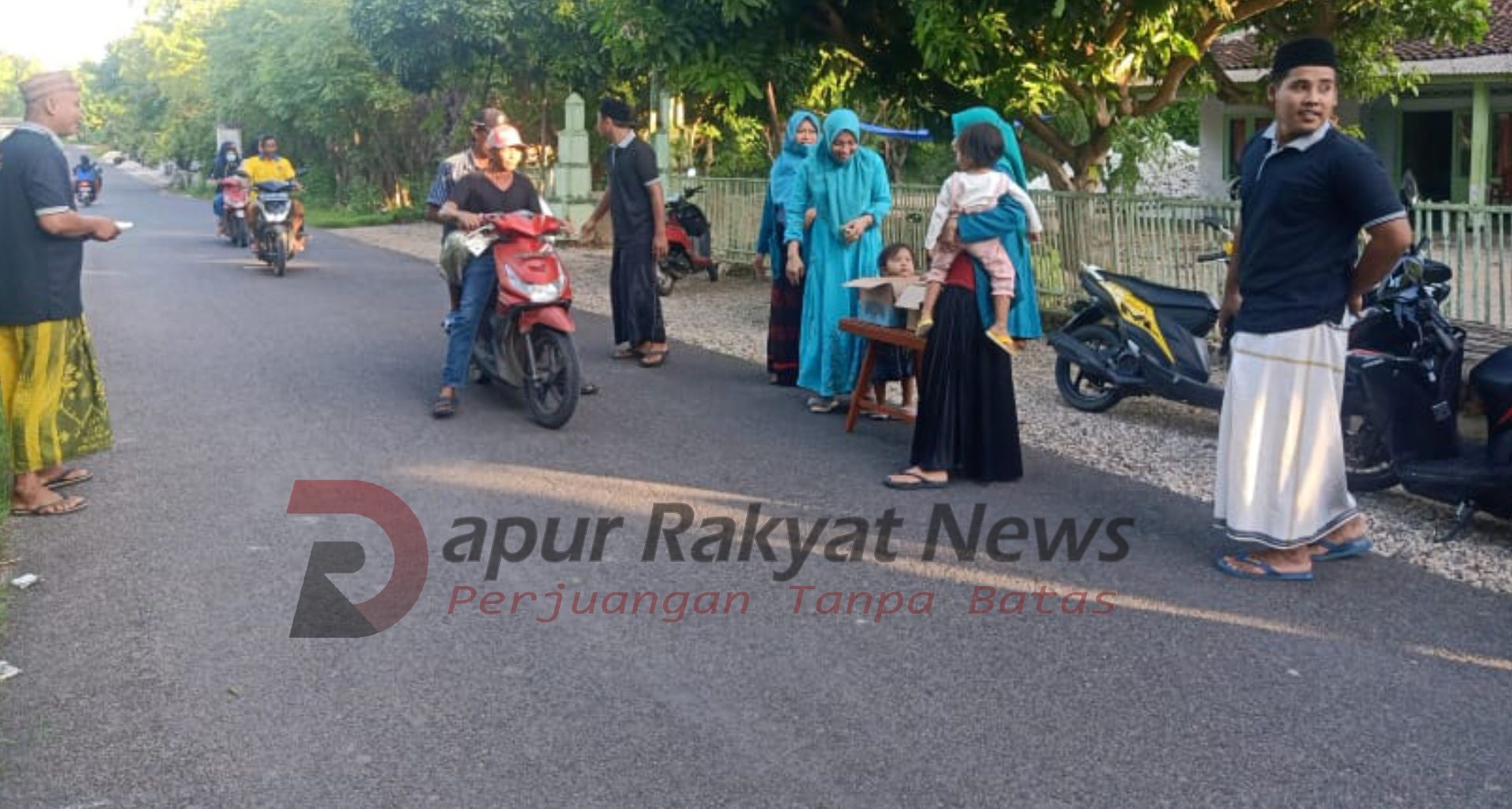 Bagikan Takjil dan Masker, Cara Pemdes Kalowang Meriahkan Bulan Suci Ramadhan 2 Bagikan Takjil dan Masker, Cara Pemdes Kalowang Meriahkan Bulan Suci Ramadhan