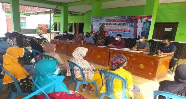 Anggota Koramil 0823/14 Jatibanteng Minta Penerima BLT-DD Patuhi Prokes