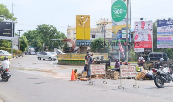 Pipa Tua PDAM Depan Tugu Adipura Tanjungpinang Bocor, Wahyu Usulkan Ke Pemprov Kepri Untuk Diganti