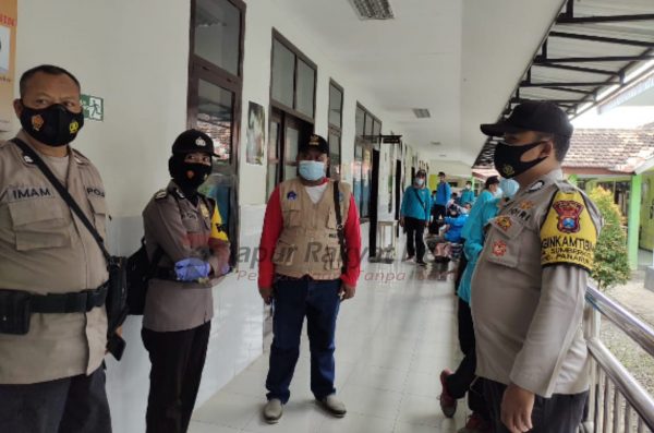 Sekeluarga Positif Covid, Puluhan Perangkat Desa dan Warga Swab PCR di PKM Panarukan