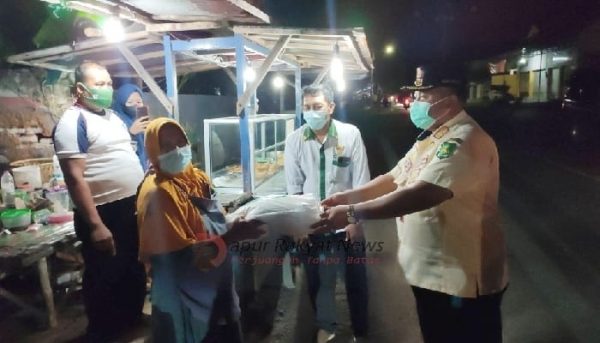 Satpol-PP Bergandengan Dengan Baznas Sumenep Tebar Bantuan Sembako