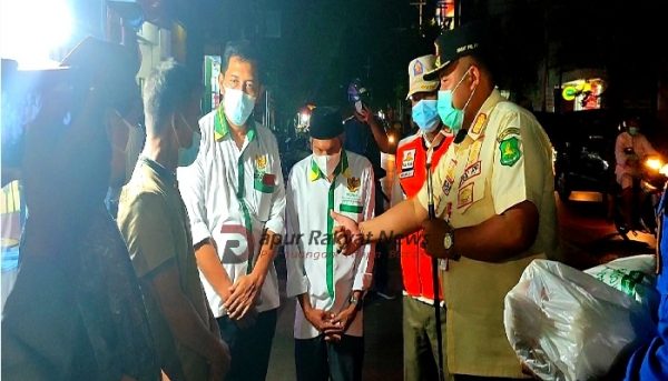 Satpol-PP Bergandengan Dengan Baznas Sumenep Tebar Bantuan Sembako