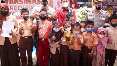 AKBP Rofikoh Yunianto dampingi Bupati Tanah Laut, Tinjau Pelaksanaan Vaksinasi Presisi