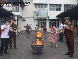 Kajari musnahkan 96 Barang Bukti hasil Kejahatan, dari Narkoba Hingga Ponsel.