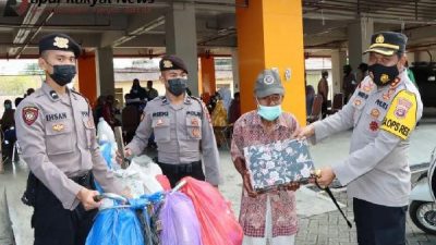 Gelar Vaksinasi Presisi, Polres HST Berikan Sembako Kepada Lansia