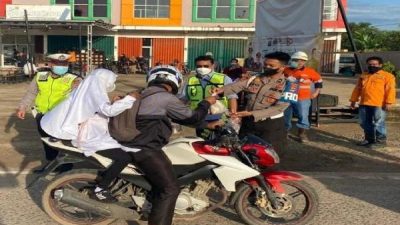 Jumat Berbagi, Personal Polsek Satui bersama Relawan PT Arutmin Indonesia bagikan Nasi Bungkus