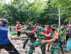 Anggota Koramil bersama Warga Melakukan Pembersihan Mushola yang Ambruk