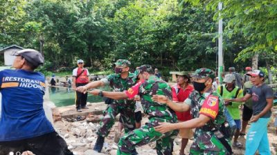 Anggota Koramil bersama Warga Melakukan Pembersihan Mushola yang Ambruk