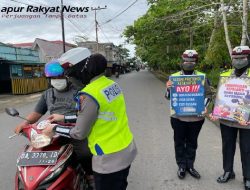 Kampanye Prokes, Satlantas Batola Tempel Stiker Berisi Ayo Pakai Masker