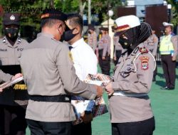 Kapolres Tapin Berikan Reward Kepada Empat Anggota yang Berprestasi