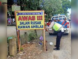Satlantas Polres Tanah Bumbu Pasang Banner : Awas Jalan Rusak Rawan Amblas