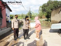 Polres Tapin Serahkan Bingkisan kepada Personel Terdampak Banjir