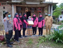 Ringankan Beban Masyarakat Miskin, Ketua YKB Cabang Situbondo Bagikan Paket Sembako