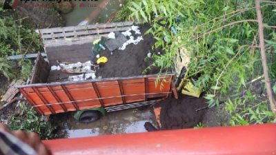 Diduga Sopir dalam Keadaan Mengantuk, Truck Angkut Pasir Terjun kedalam Jurang.