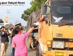 Berkah Ramadhan, El Saiser bersama Ibu Bhayangkari Berbagi Takjil