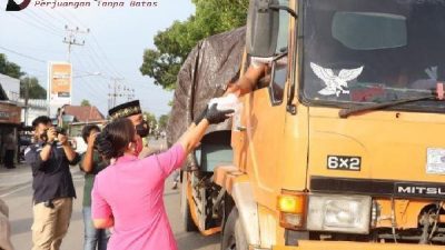 Berkah Ramadhan, El Saiser bersama Ibu Bhayangkari Berbagi Takjil
