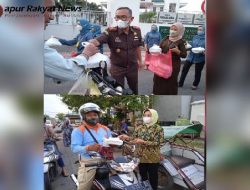 Menjelang Buka Puasa Kepala Kejaksaan Negeri Situbondo Bagi bagi Ratusan Takjil Buka Puasa