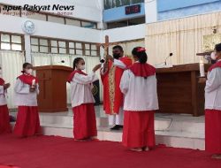Umat Kristiani di Gereja Paroki Santo Yohanes Pemandi Secara Khidmat Ikuti Ibadah Jumat Agung
