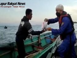 Satpolairud Polres Kotabaru Patroli kewilayahan Sambil Berbagi Takjil dan Masker