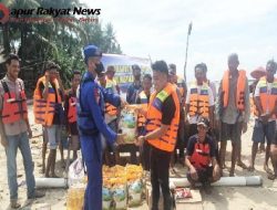 Kiat Cerdik Komandan KP XIII-2006 Berbagi Sembako dan Lift Jacket dengan Warga Pesisir
