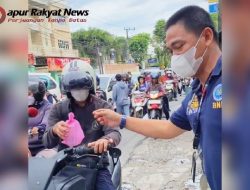 BNNP Kalsel Berbagi Takjil, Sambil Sosialisasi Perang terhadap Narkoba