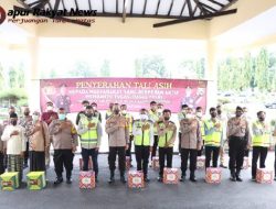 Puluhan Relawan Pengatur Lalin dan Tokoh Agama Terima Tali Asih dari Kapolres Situbondo