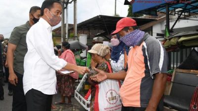 Dipenghujung Ramadhan Presiden Jokowi Bagikan Paket Sembako di Yogyakarta