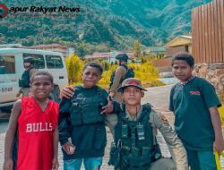 Potret Kedekatan Personil Sat Brimob Polda Kalsel dengan Masyarakat Papua