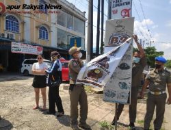 Satpol-PP Tanjungpinang Tertibkan Reklame Kedai Kopi B2 Yang Menjual Sop Babi