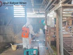 Cegah Penyebaran PMK, Sat Brimob Polda Kalsel Semprot Kandang Kambing Milik Warga Pekauman