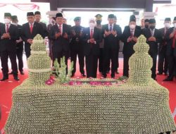 Di Kabupaten Sampang Gubernur Khofifah Ziarah Kubur ke Pusara RPH. M. Noer