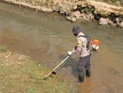 Cegah Banjir, Polisi bersama TNI dan Warga Bersihkan Sungai Kemuning