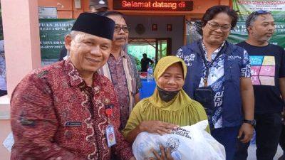Salurkan Bantuan Paket Sembako, Sekda Situbondo Sampaikan Amanah Bung Karna