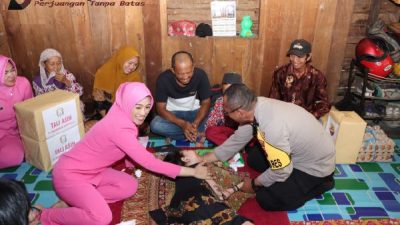 Bikin Haru, Kapolres Batola Kunjungi Rumah Anak Penderita Kelumpuhan di Kuripan