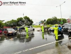 Salut! Polisi Lalu Lintas di Banjarbaru Tetap Menjalankan Tugasnya Meski Tengah Hujan
