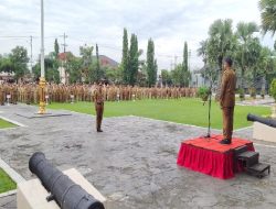 Kadis DPMD menjadi Pemimpin Upacara saat Apel Gabungan dan Penyerahan Piagam dan Lencana Desa Mandiri