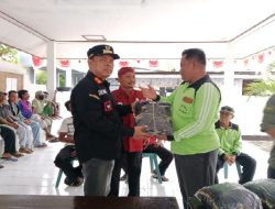 Pemdes Sapeken Menyerahkan 32 Seragam Baru untuk Anggota Satuan Perlindungan Masyarakat