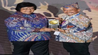 Masuk Tahun ke Tiga, Bupati Karna Situbondo Mendapatkan Kado Trophy Adipura