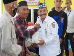 Bagikan Ribuan Sembako, Bupati Situbondo Meminta Abang Becak Semangat Kerja Walau Puasa 
