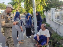 Humanis, Satpol PP Sumenep berhasil Pulangkan Orang Tua yang Linglung di Jalan