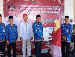 Bupati Sumenep Salurkan Bantuan kepada 50 Orang Pelaku Usaha Kecil di Pasar Lenteng