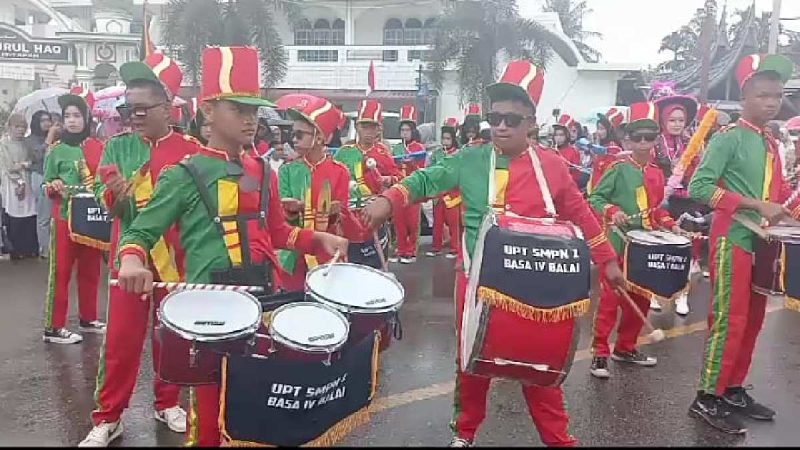 Meski Diguyur Hujan, Pawai Alegoris Kecamatan Basa Ampek Balai Tapan Berlangsung Meriah