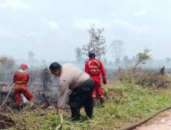 Gerak Cepat Polisi dan Tim Gabungan Padamkan Karhutla, Warga Acungi Jempol 