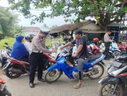 Tak Pakai Helm, Pengendara Motor di Cempaka Kena Semprot Polisi 