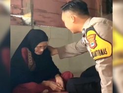 Pak Bhabin Abri Sambangi Rumah Nenek Rukiyah, Bawa Sembako 