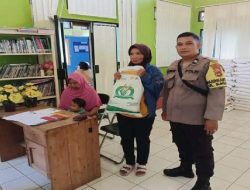 Polisi Kawal Penyaluran Beras Bantuan Pemerintah RI di Banjarbaru Utara 