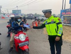 Dampak Kabut Asap, Polisi di Kabupaten Barito Kuala Bagi -Bagi Masker 