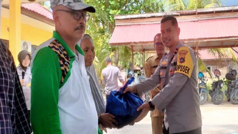 Polsek Beruntung Baru Bagikan 75 Paket Sembako dari Kapolres Banjarbaru 